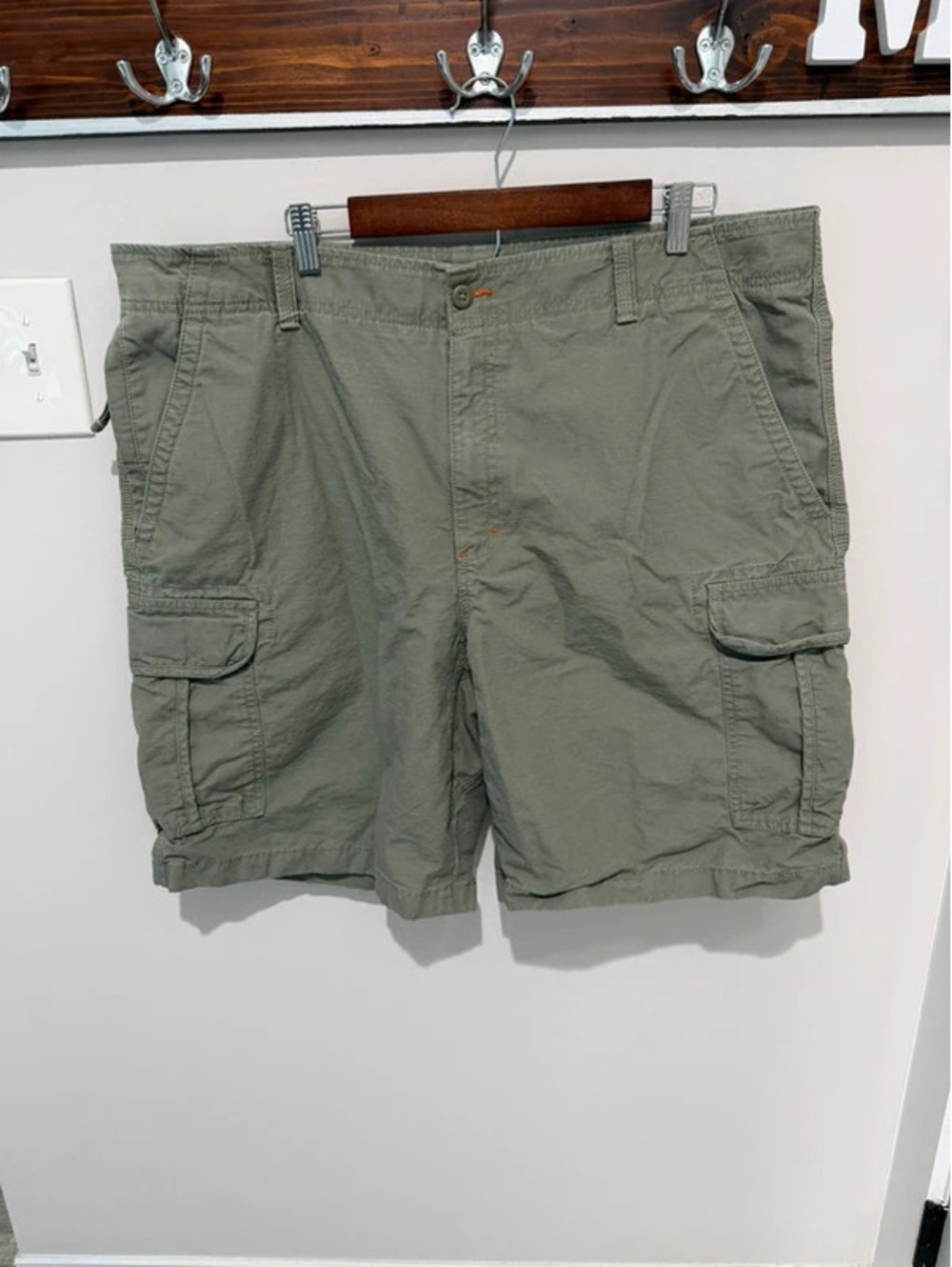 LL Bean men’s khaki cargo utility shorts size 42w